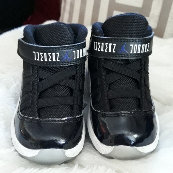 Michael Jordan's  tennis shoes size 5 - Picture 2 of 4